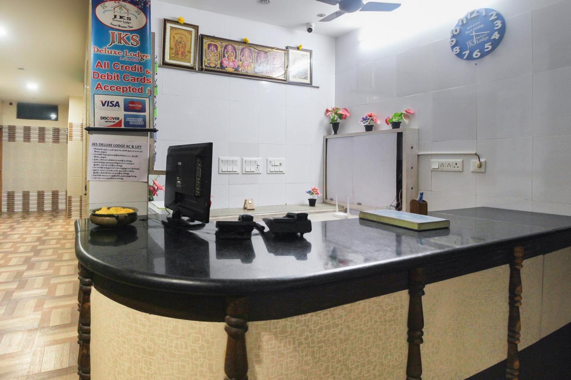 OYO 61145 JKS Deluxe Lodge Udaiyarpalaiyam Buitenkant foto