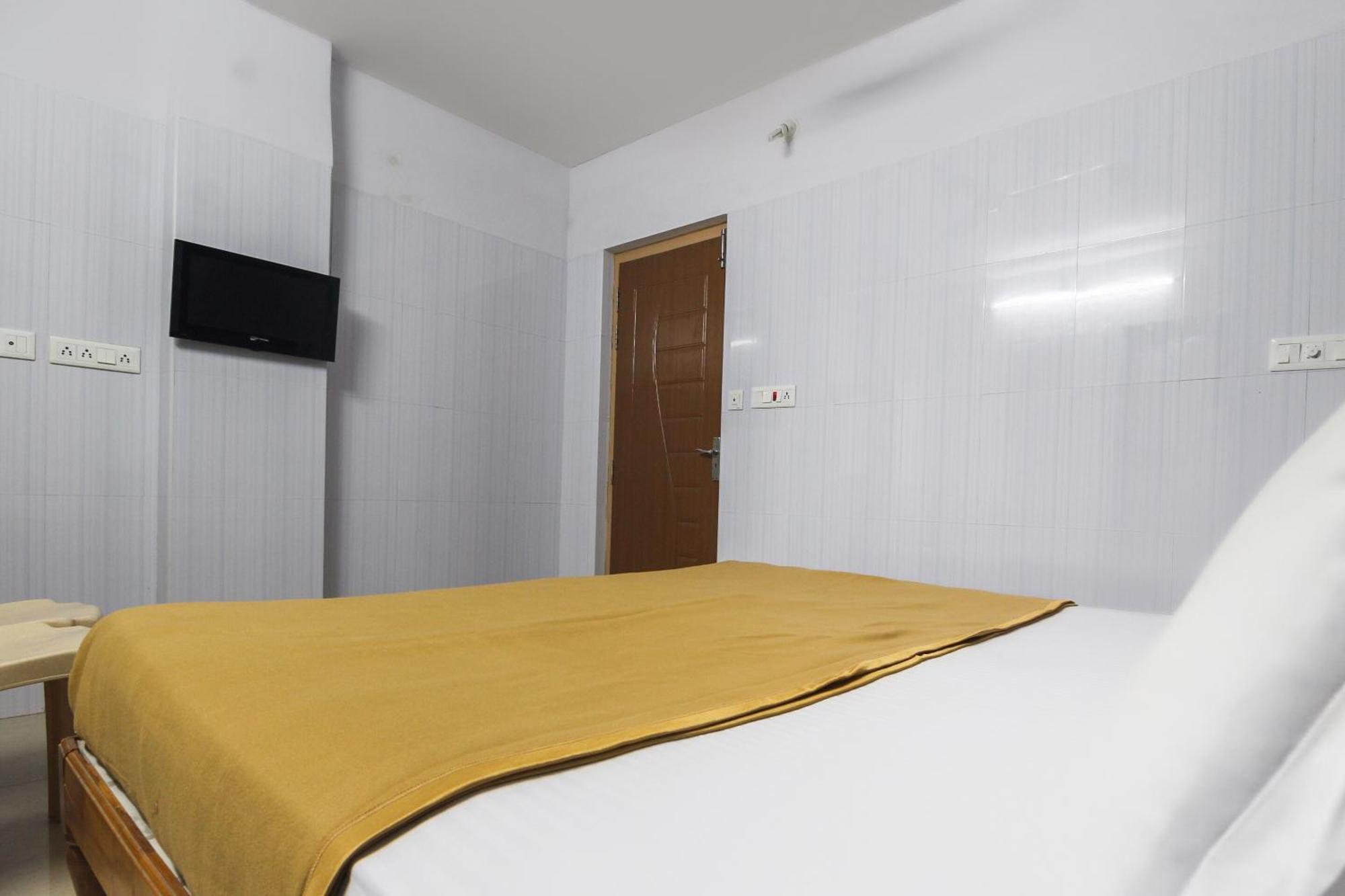 OYO 61145 JKS Deluxe Lodge Udaiyarpalaiyam Buitenkant foto