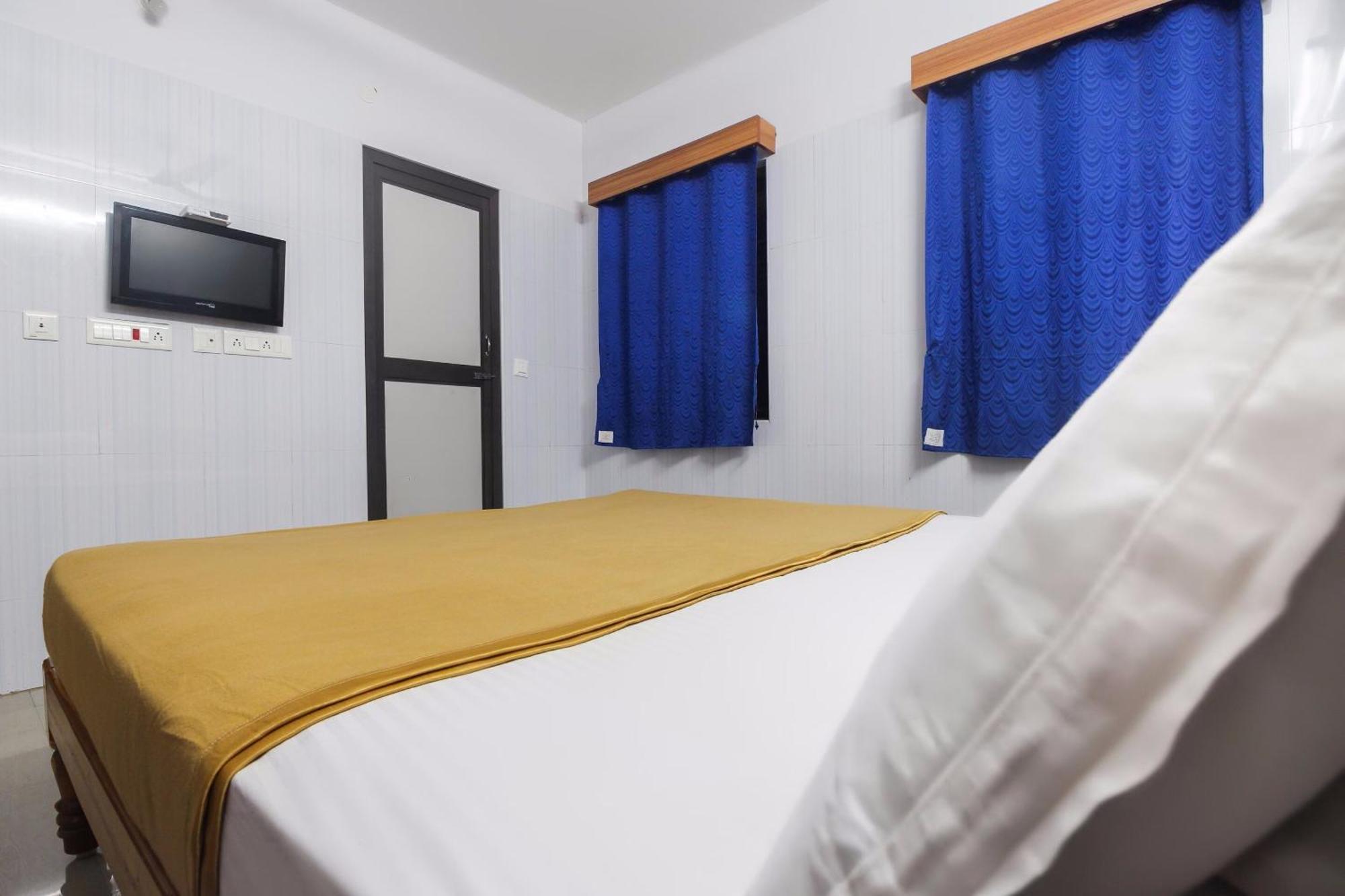 OYO 61145 JKS Deluxe Lodge Udaiyarpalaiyam Buitenkant foto