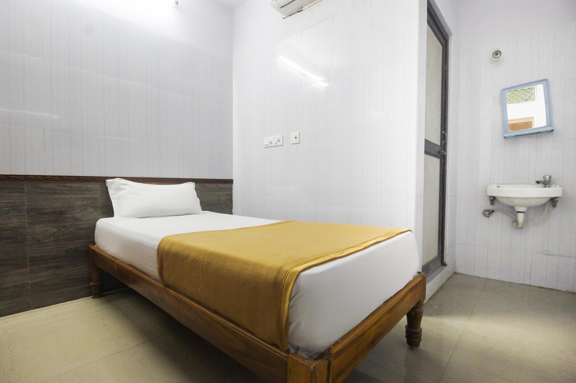OYO 61145 JKS Deluxe Lodge Udaiyarpalaiyam Buitenkant foto