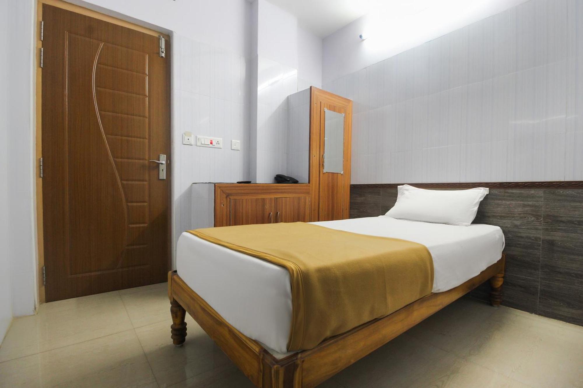 OYO 61145 JKS Deluxe Lodge Udaiyarpalaiyam Buitenkant foto