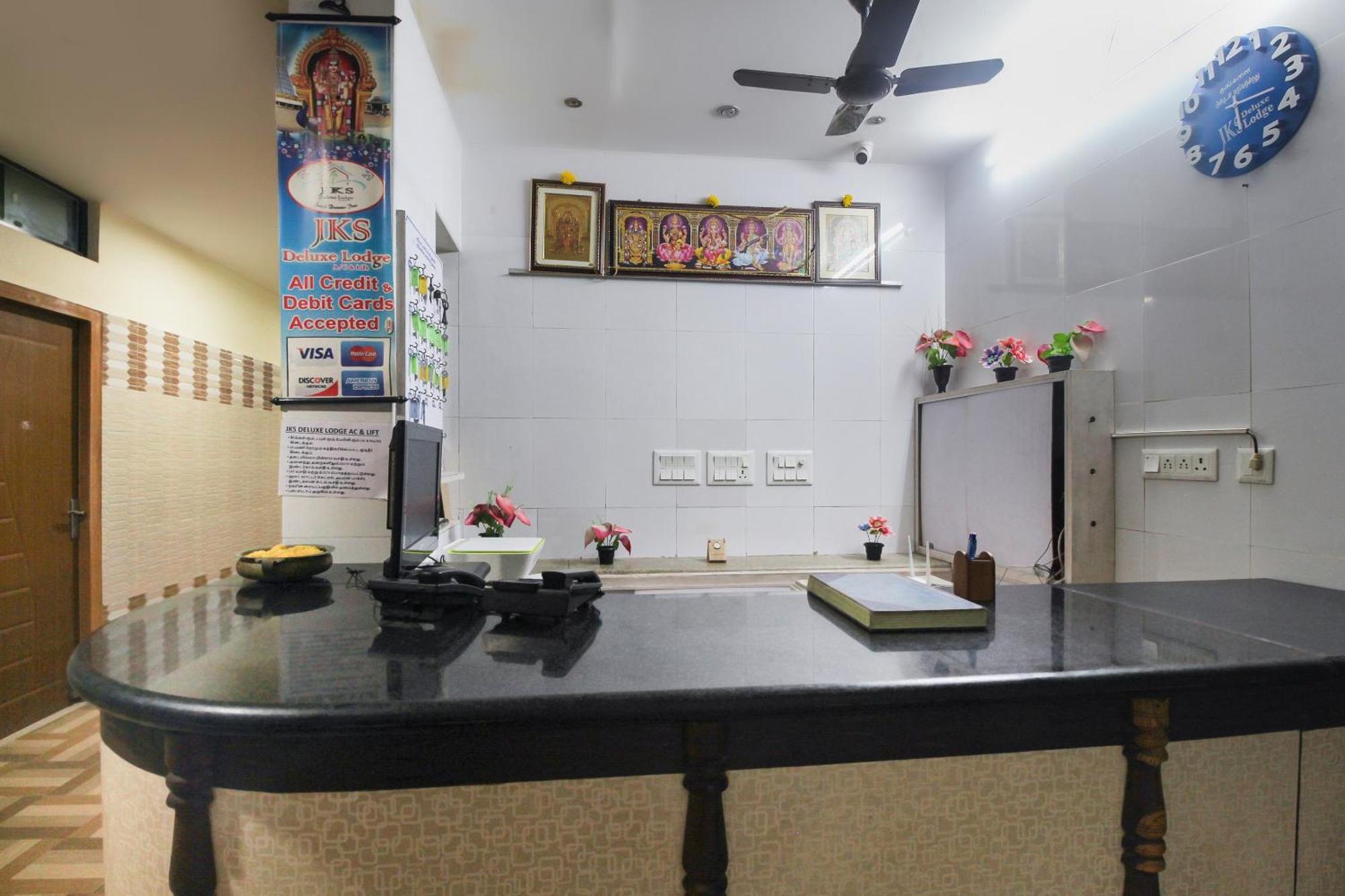 OYO 61145 JKS Deluxe Lodge Udaiyarpalaiyam Buitenkant foto