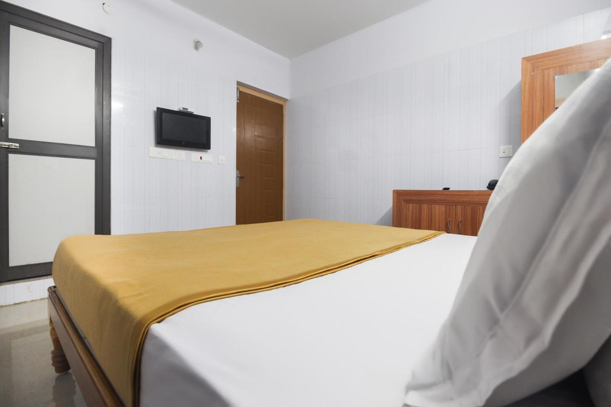 OYO 61145 JKS Deluxe Lodge Udaiyarpalaiyam Buitenkant foto