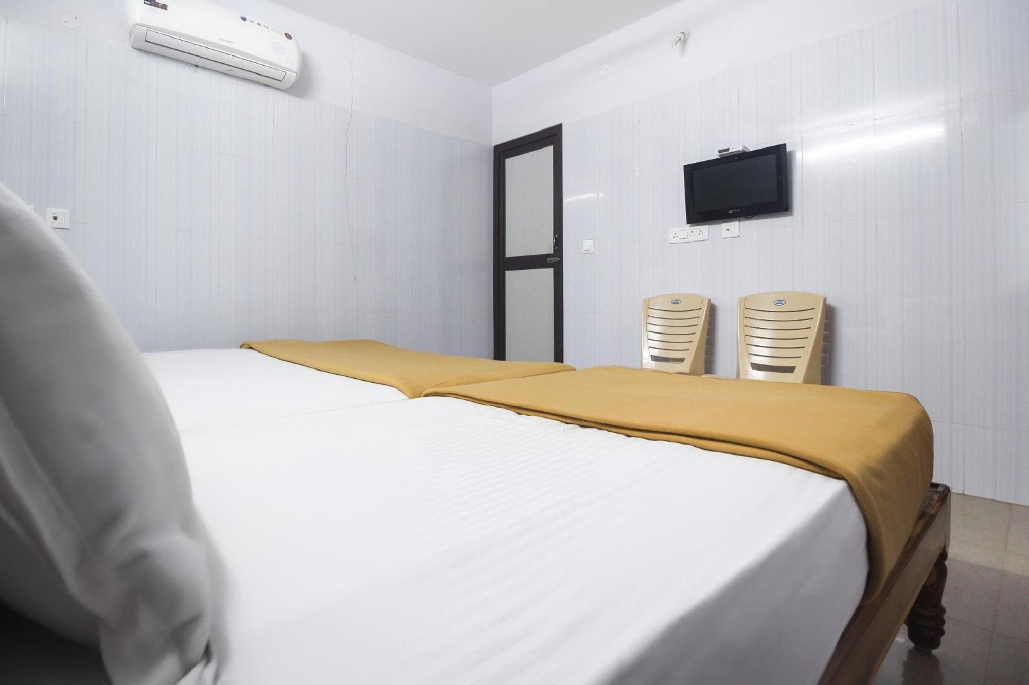 OYO 61145 JKS Deluxe Lodge Udaiyarpalaiyam Buitenkant foto