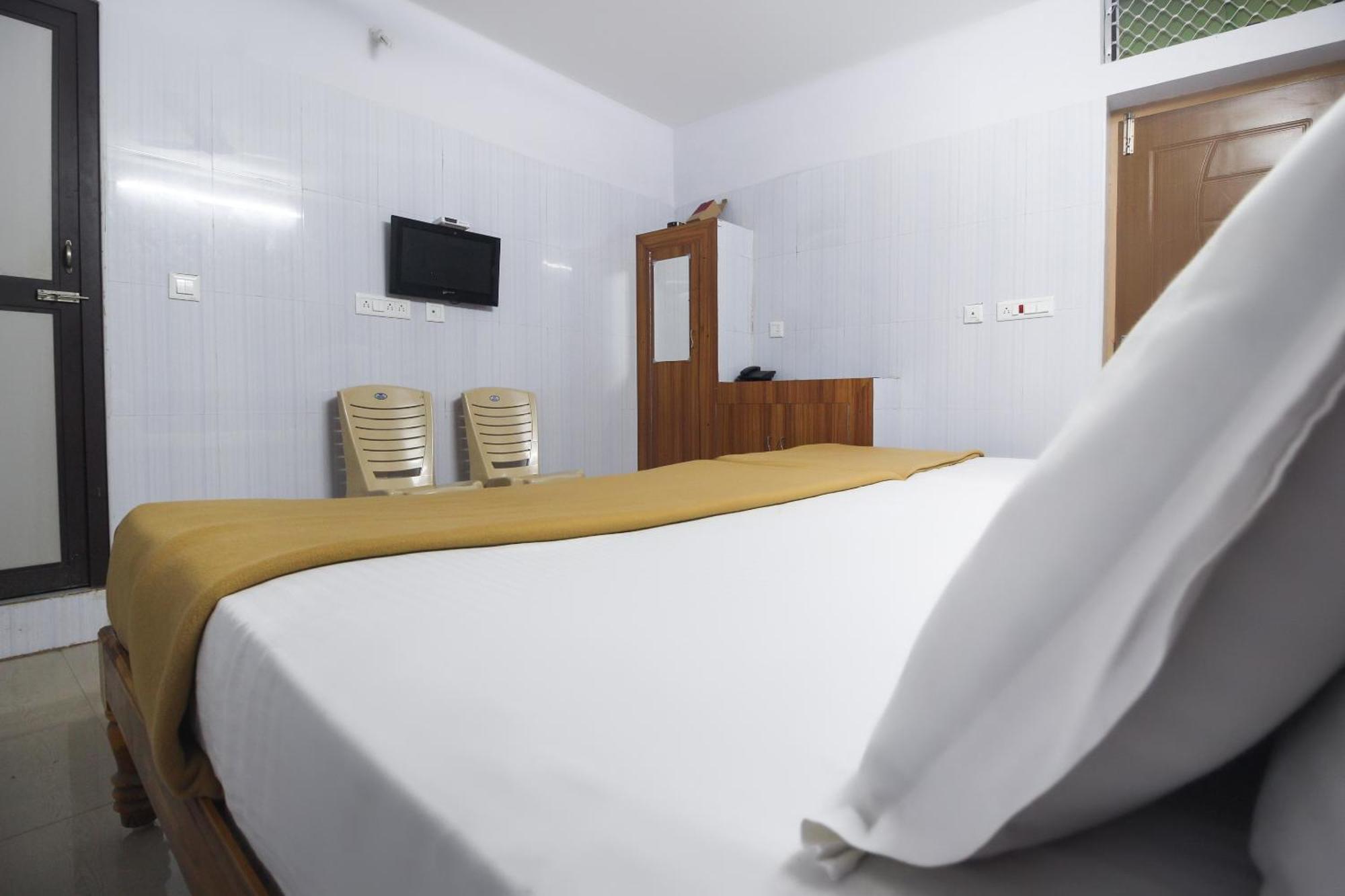 OYO 61145 JKS Deluxe Lodge Udaiyarpalaiyam Buitenkant foto