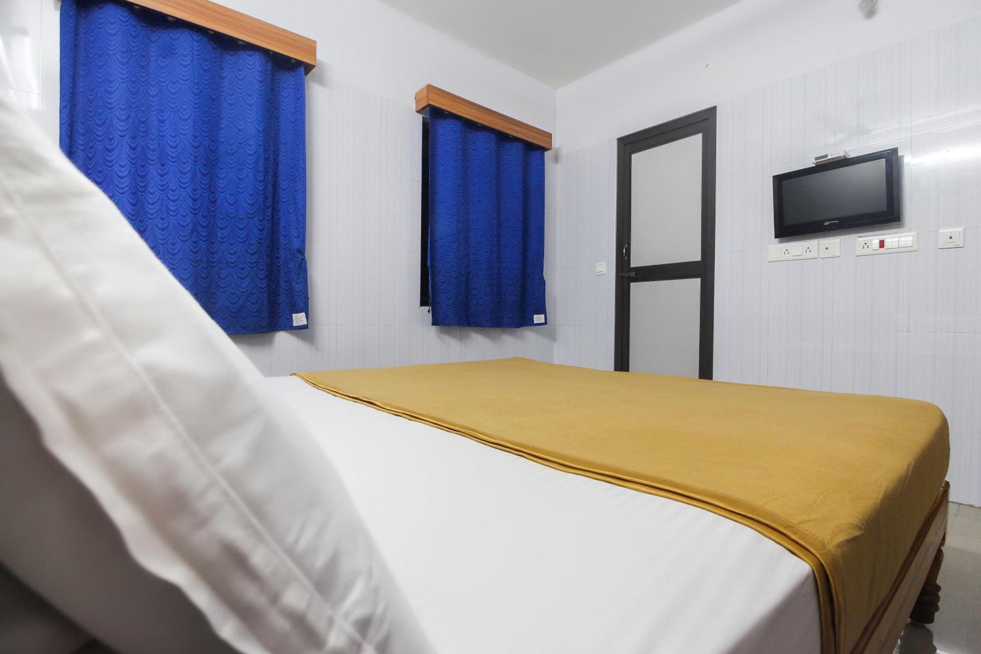 OYO 61145 JKS Deluxe Lodge Udaiyarpalaiyam Buitenkant foto