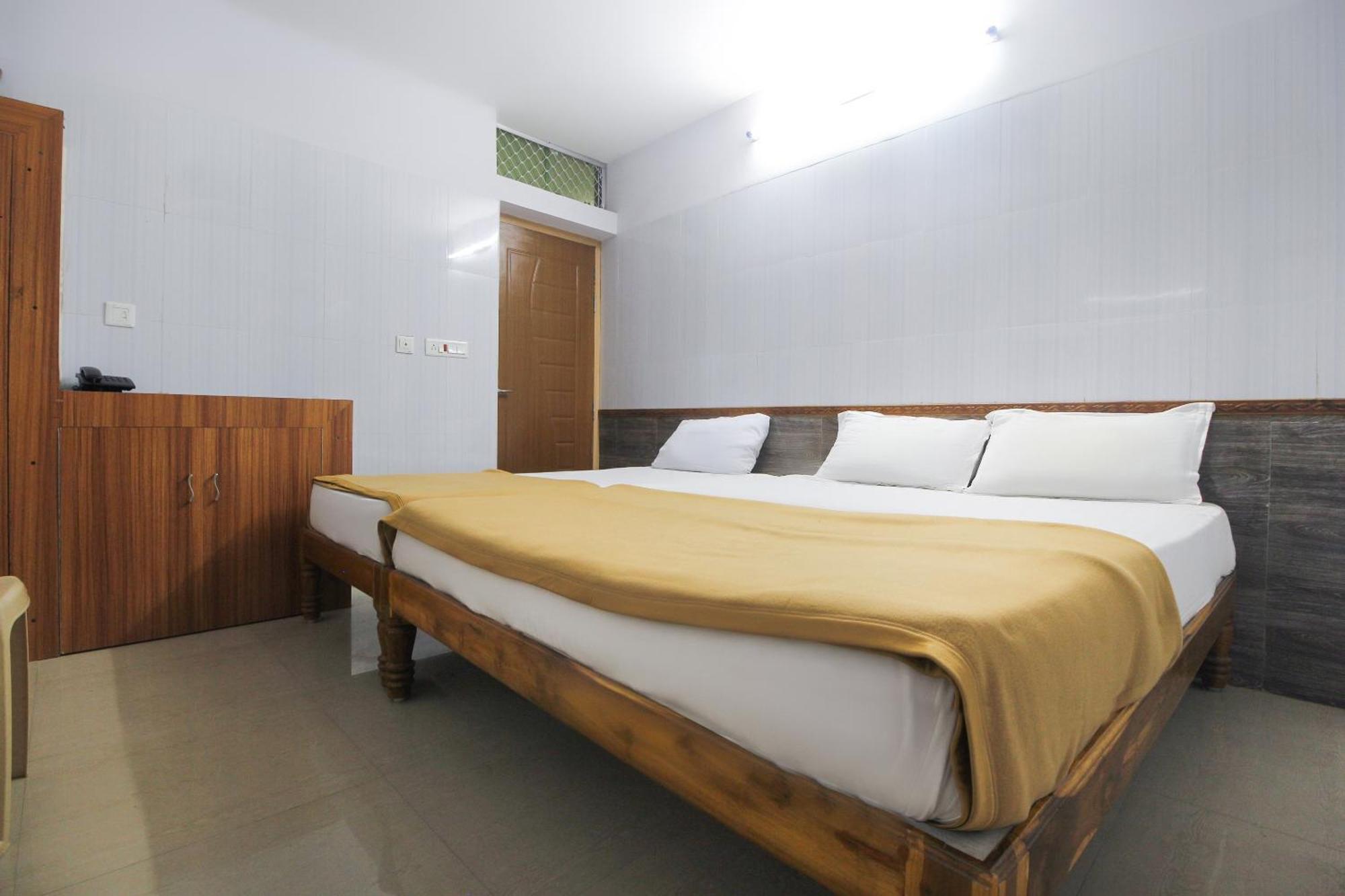 OYO 61145 JKS Deluxe Lodge Udaiyarpalaiyam Buitenkant foto